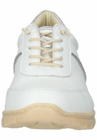 Sneaker in pelle bianca con lacci beige e suola in gomma. Texture liscia, forma arrotondata e sottili accenti argentati di lato.