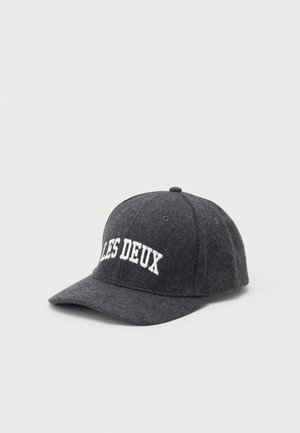 Dunkelgraue Stoff-Baseballkappe mit weißem Text "LES DEUX", der auf das vordere Panel gestickt ist, auf weißem Hintergrund dargestellt.
