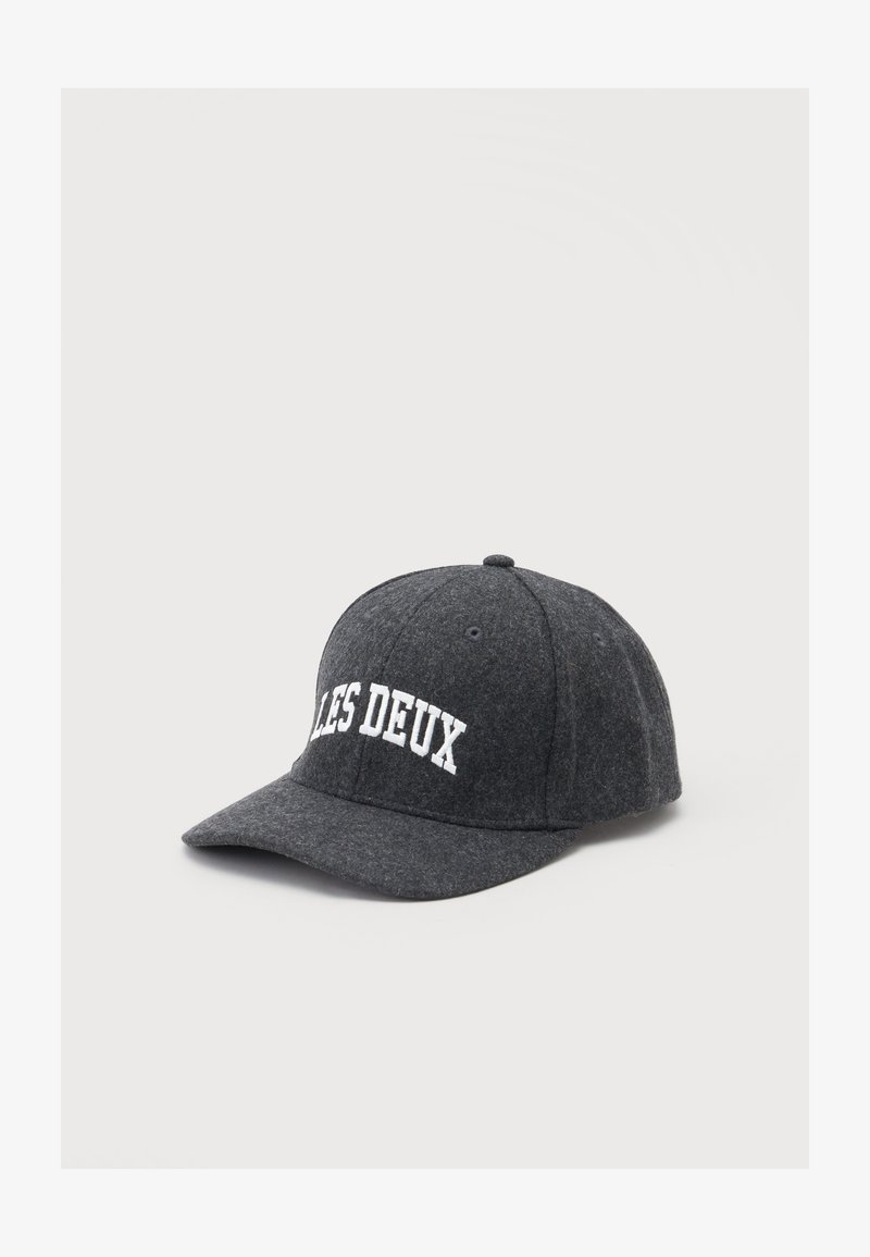 Casquette de baseball en tissu gris foncé avec texte blanc "LES DEUX" brodé sur la partie avant, affichée sur fond blanc.