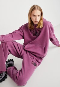 GAP Kapucni - red