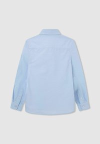 Jasnoniebieska koszula z długim rękawem, z kołnierzykiem, mankietami na guziki oraz detalem na plecach; gładki materiał z klasycznym krojem.