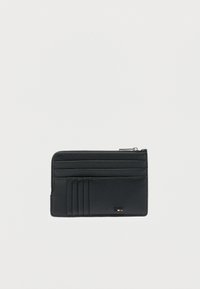 Czarny skórzany portfel z wieloma przegródkami na karty, teksturowaną powierzchnią i zamkiem błyskawicznym. Minimalistyczny design bez dodatkowych zdobień.