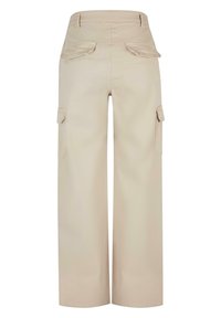 Pantalones cargo beige con un diseño de pierna ancha, que cuentan con dos grandes bolsillos traseros y bolsillos laterales, hechos de una tela de algodón duradera.