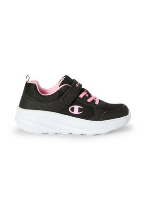 Schwarze Sportschuhe aus Mesh-Material, mit pinken Akzenten, doppelten Klettverschlüssen und einer gepolsterten weißen Sohle. Mit Champion-Logo an der Seite.