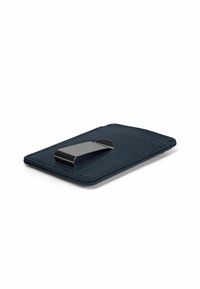 Navyblauwe leren portefeuille met een gestructureerde afwerking, voorzien van een zilverkleurige metalen clip voor veilige opberging van kaarten, rechthoekige vorm en gestikte randen.