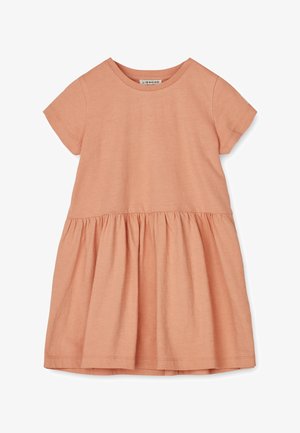 Ferskenfarvet bomulds kjole med korte ærmer, rund jacqueline, og folder i skørtet. Glat tekstur og enkelt design uden mønstre eller udsmykninger.