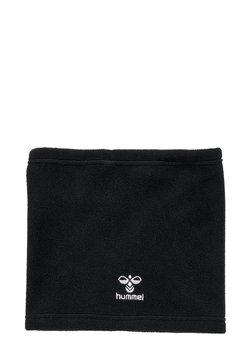 Czarna polarowa kominiarka o gładkiej teksturze i przeszywanych brzegach. Na dole po prawej stronie znajduje się białe logo.