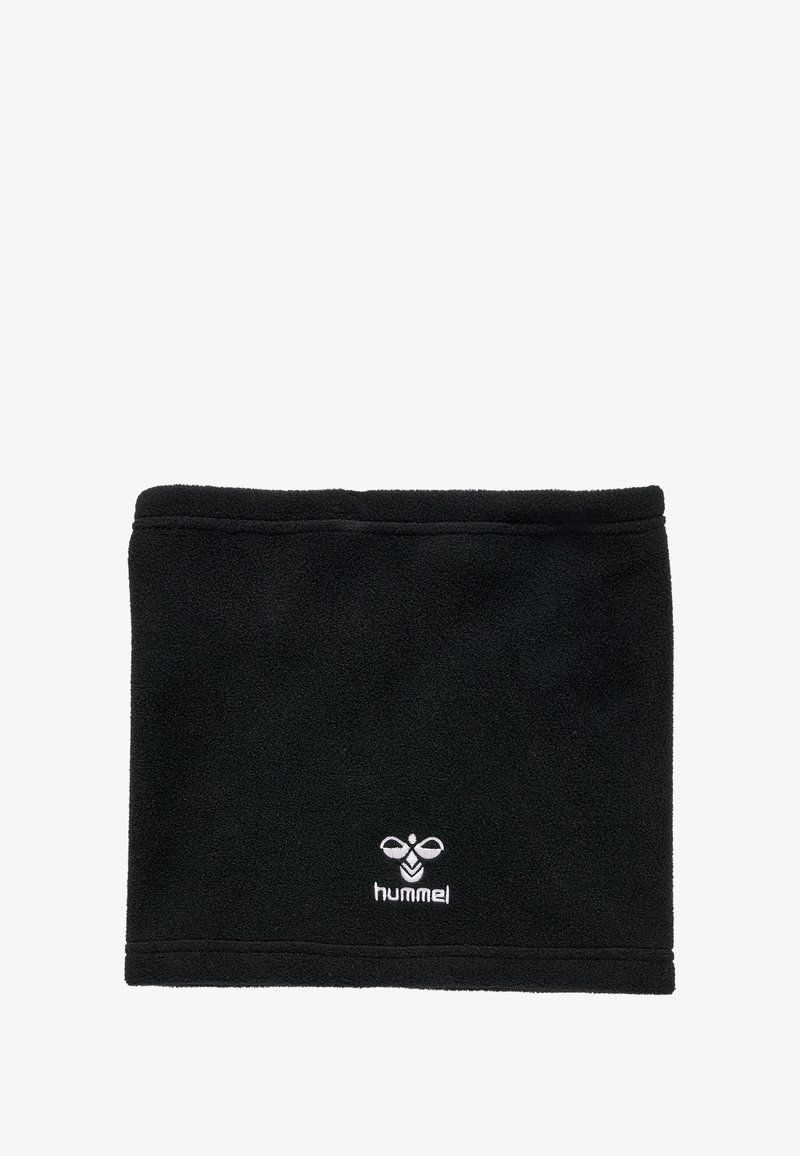 Czarna polarowa kominiarka o gładkiej teksturze i przeszywanych brzegach. Na dole po prawej stronie znajduje się białe logo.