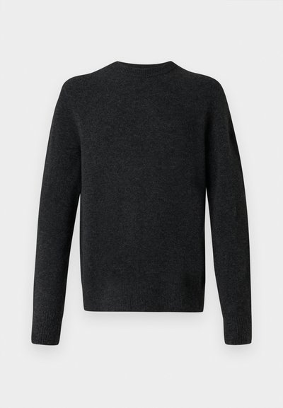 Ciemnoszary sweter dzianinowy z okrągłym dekoltem, długimi rękawami i gładką fakturą. Prosty design, bez widocznych wzorów czy detali metalowych.