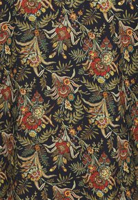 Donkere stof met een ingewikkeld bloemmotief in rood, goud, groen en blauw. Bevat gedetailleerde bladeren en bloemen tegen een contrasterende zwarte achtergrond.