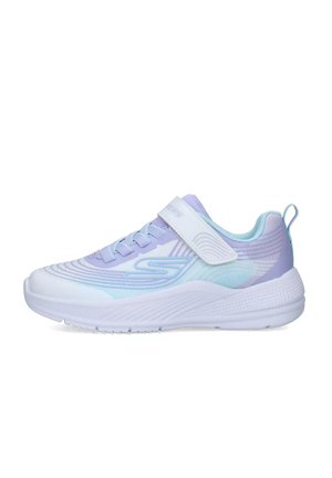 Scarpa atletica leggera bianca, lavanda e blu. Presenta una parte superiore liscia con motivi testurizzati e una chiusura in Velcro. Finitura lucida.