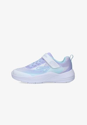 Zapatilla deportiva ligera en blanco, lavanda y azul. Presenta un upper suave con patrones texturizados y una correa de velcro. Acabado brillante.