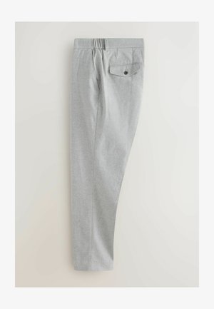 Pilkos kelnės su laisvesnio modelio kirpimu, elastine juosmens dalimi, viena užpakaline kišene su saga ir minkštu, tekstūruotu audiniu.