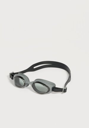 Lunettes de natation grises avec verres teintés et sangle noire réglable sur fond blanc.