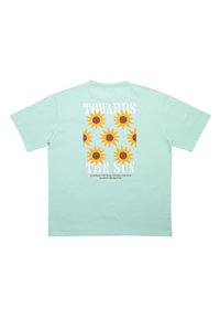 Minttivihreä lyhythihainen t-paita, jossa on aurinkokukkakuvio ja teksti "KOHTI AURINKOA" paksulla valkoisella ja keltaisella fontilla.