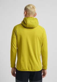 Gelbes Kapuzensweatshirt mit glatter Textur, langen Ärmeln und geradem Schnitt. Mit einer gerafften Kapuze und ohne sichtbare Logos.