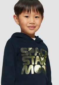 Navy blauwe hoodie met glanzende gouden tekst "SPACE STAR MOON", gladde stof, voorste kangoeroezak en verstelbare trekkoordcapuchon.