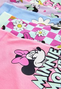 Fyra färgglada T-shirts med tecknade mönster: rosa med Musse Pigg, lavendel, ljusblå och en rutmönstrad design med tusenskönor.