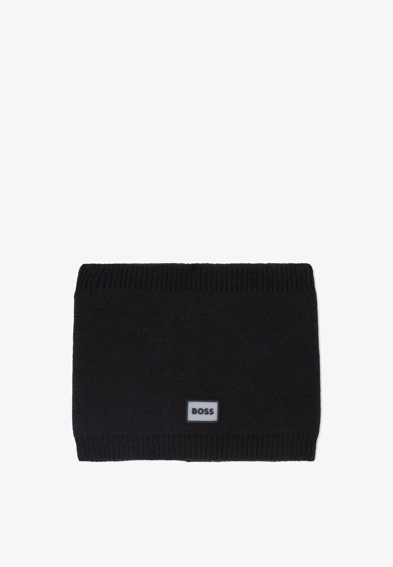Scaldacollo nero in maglia con bordi a costine e una toppa rettangolare con la scritta "BOSS" in bianco su uno sfondo grigio piccolo.