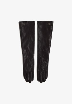 Schwarze Lederhandschuhe mit glatter Textur, langem Design und Fingeröffnungen; mit dezentem Branding im Handgelenkbereich.