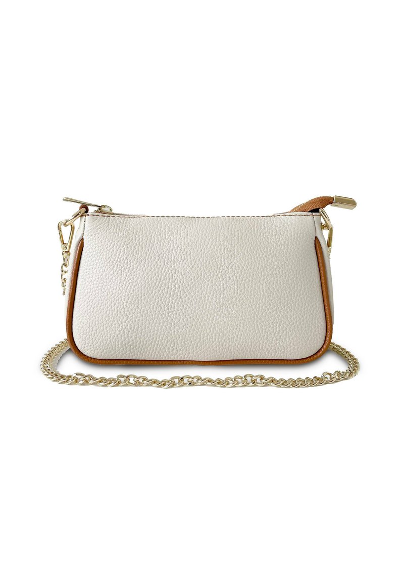 Borsa a tracolla in pelle bianca testurizzata con bordo marrone e tracolla in catena dorata. Ha una chiusura superiore con zip e una forma rettangolare sottile.