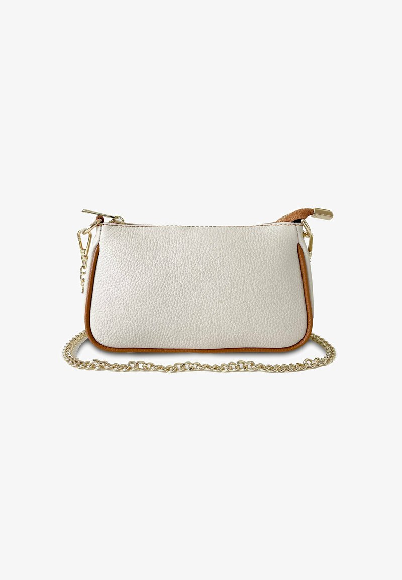 Borsa a tracolla in pelle bianca testurizzata con bordo marrone e tracolla in catena dorata. Ha una chiusura superiore con zip e una forma rettangolare sottile.