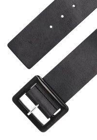 Schwarzer Leder-Gürtel mit strukturierter Oberfläche, rechteckiger schwarzer Metall-Schnalle und fünf Einstelllöchern entlang des Riemens zur Größenanpassung.