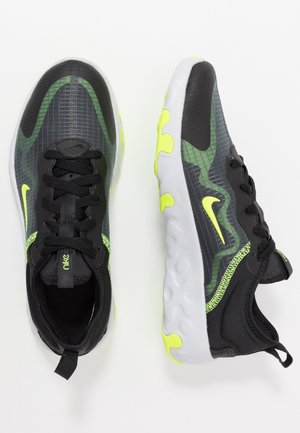 Para czarnych i neonowo zielonych butów sportowych z białą podeszwą, z siateczkowym wzorem, sznurówkami i logo Nike.