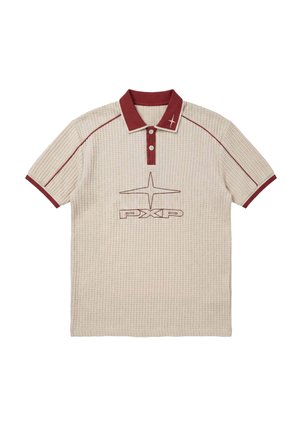 Polo de punto estilo waffle color crema con cuello burdeos, bordes de las mangas, tapeta con botones y logo "PXP" debajo de un emblema en forma de estrella en el pecho.