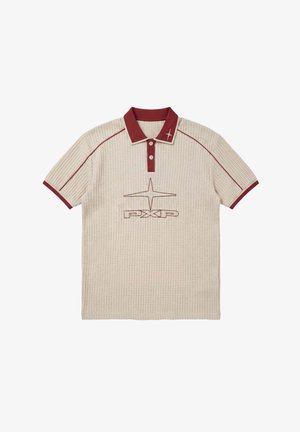 Crème kleurige poloshirt met wafelstructuur, met een bordeauxrode kraag, mouwranden, knoopsluiting en een "PXP"-logo onder een sterrenvormig embleem op de borst.