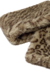 Kołdra z sztucznego futra w beżowym kolorze z brązowymi plamkami w cętki. Miękka w dotyku, złożona krawędź wykończona pluszem. Idealna do przytulnego użytku.