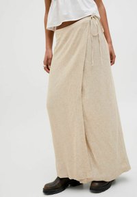 Bežna obleka iz teksturiranega blaga z zavezovanjem v pasu. V kombinaciji z črnimi gležnjarji.