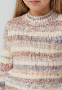 Strickpullover in Creme mit horizontalen Streifen in Pastellfarben von Rosa, Blau und Braun; verfügt über einen gerippten Rundhalsausschnitt und eine strukturierte Oberfläche.