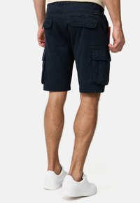 Marine cargo shorts lavet af bomuld med flere sidelommer og en afslappet pasform; stylet med et diskret mærke-tag på taljen.