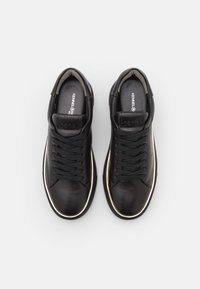 Schwarze Ledersneaker mit schwarzen Schnürsenkeln, runder Spitze und metallisch goldenen Akzenten entlang der Sohle. Mit einem Logo auf der Zunge und einer gepolsterten Innensohle.