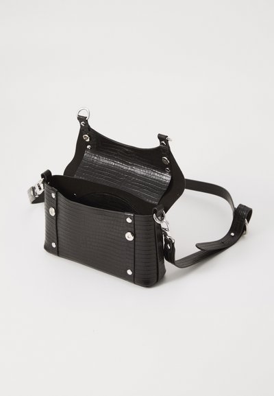 Borsa a spalla nera con motivo coccodrillo, dotata di hardware in argento, con un esterno testurizzato, chiusura magnetica e tracolla regolabile.