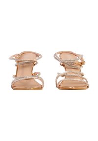 Paire de sandales ouvertes en or rose avec plusieurs fines brides scintillantes et petits talons, vues de face sur fond blanc.