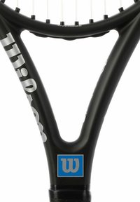 Schwarzer Tennisschläger mit einem V-förmigen Rahmen. Verfügt über weiße Schriftzüge und ein blaues sowie silbernes Logo. Die Saiten sind oben sichtbar.