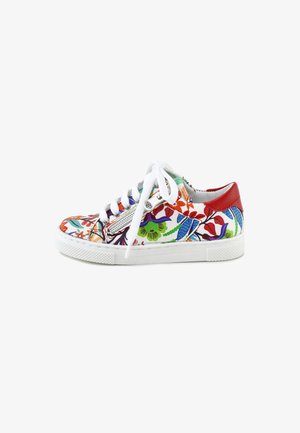 Zapatilla baja con suela blanca, cordones blancos, cremallera lateral, talón rojo y patrón floral colorido en verde, azul, naranja y morado.