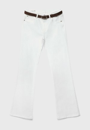 Jean blanc taille haute avec ceinture en cuir marron, poches avant et coupe droite sur un fond clair uni.