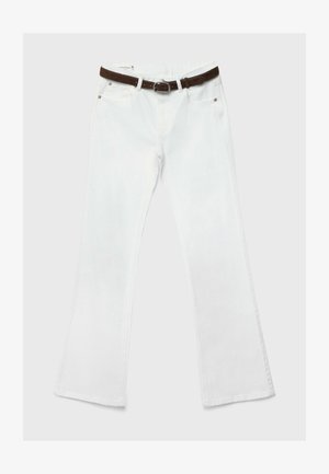 Jean blanc taille haute avec ceinture en cuir marron, poches avant et coupe droite sur un fond clair uni.