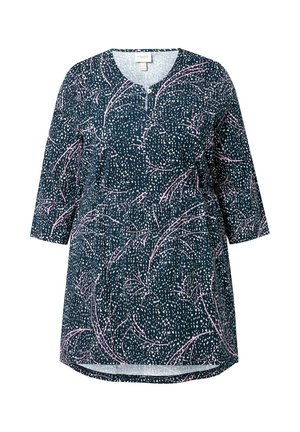 Marineblauwe tuniek met een V-hals en korte mouwen, met een wit en roze bloemmotief op een gestructureerde achtergrond. Knopdetails bij de halslijn.