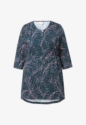 Tunique marine avec un décolleté en V et des manches courtes, présentant un motif floral blanc et rose sur un fond texturé. Détails de boutons au niveau du décolleté.