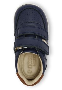 Dunkelblaue Leder-Sneaker mit durchbrochenem Design, zwei Klettverschlussriemen und einer beigen Innensohle. Mit einem braunen Akzent an der Ferse.