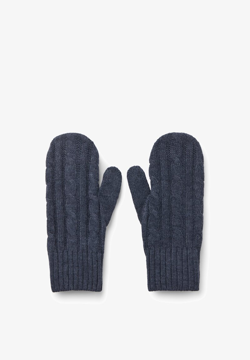 Paar dunkelgraue Strickfäustlinge mit Zopfmuster und gerippten Bündchen, flach liegend mit nach innen geneigten Daumen auf weißem Hintergrund.