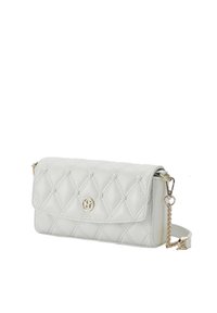 Borsa a tracolla in pelle bianca trapuntata con flap pieghevole, hardware dorato e dettagli in perla sul davanti. Include una tracolla a catena regolabile.