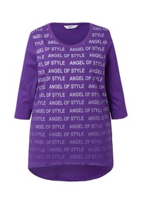 T-shirt in cotone viola con maniche 3/4, decorato con il testo ripetuto "ANGEL OF STYLE" in bianco. Collo rotondo e orlo curvo. Texture morbida.
