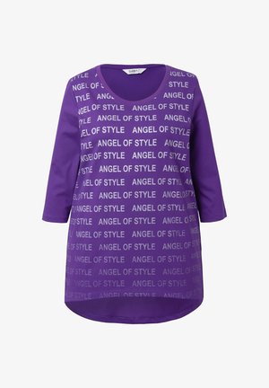 T-shirt in cotone viola con maniche 3/4, decorato con il testo ripetuto "ANGEL OF STYLE" in bianco. Collo rotondo e orlo curvo. Texture morbida.
