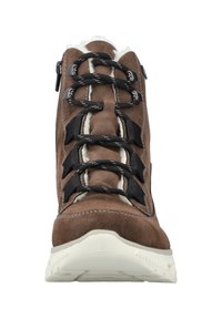 Brązowe zamszowe botki za kostkę z czarnymi sznurówkami i białym futerkiem w wyściółce. Posiadają zamek błyskawiczny po boku oraz teksturowaną białą podeszwę.