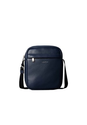 Sac bandoulière en cuir bleu foncé avec poche zippée à l'avant et bandoulière noire réglable.